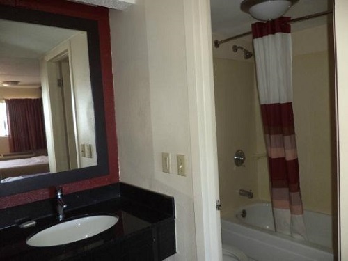 Red Roof PLUS Austin South bathroom